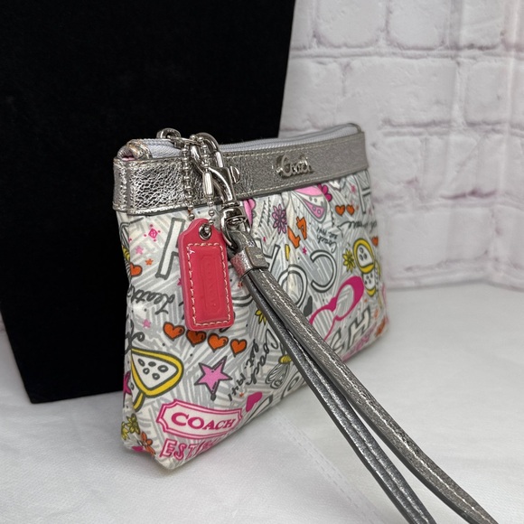 Coach Poppy Butterfly Graffiti Satan Wristlet Hangtag Silver Metallic LeatherEUC - Picture 12 of 16